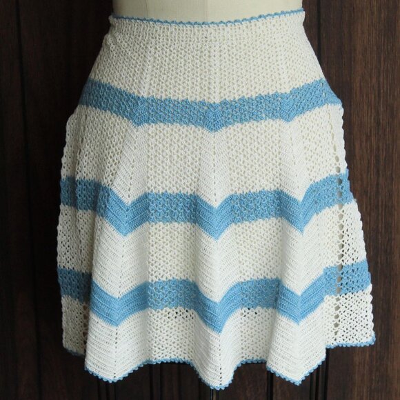 Vintage 1950s 1960s Half Apron, Crocheted in White and Blue,  Retro Kitchen - Picture 3 of 10